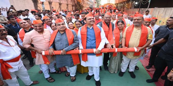 Fadnavis, Gadkari participate in Ram Navami procession