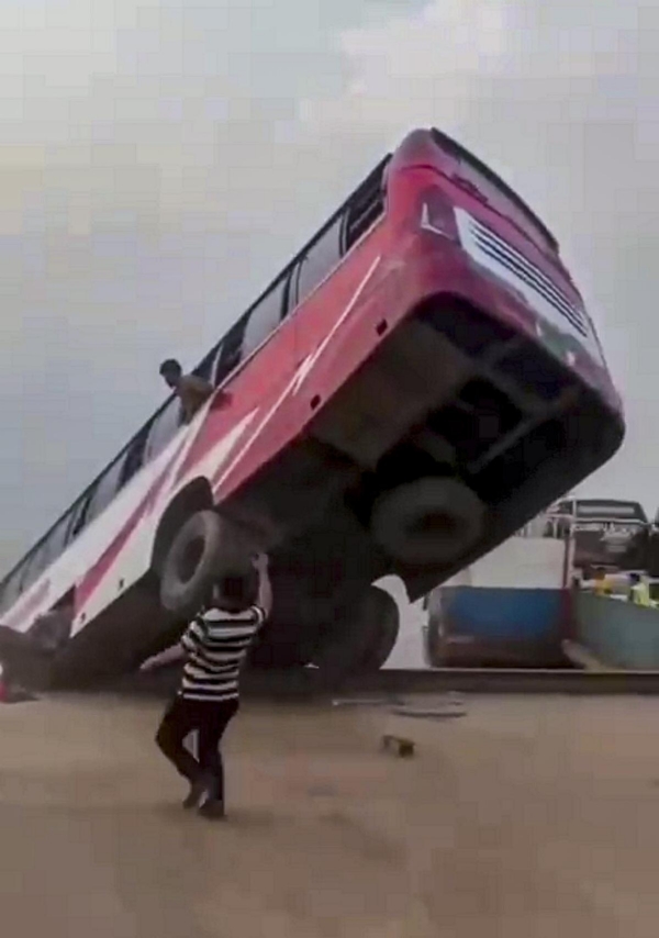 16 killed after bus plunges into Padma River, Bangladesh