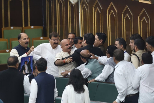 Scuffle Breaks Out Between Congress MLA Irfan Hafiz Lone And BJP MLA Yudvir Sethi Scuffle Breaks Out Between Congress MLA Irfan Hafiz Lone And BJP MLA Yudvir Sethi
