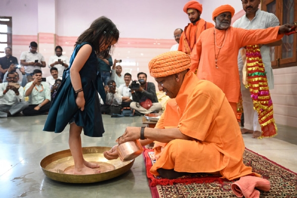 Yogi Adityanath performed Kanya Pujan with traditional rites at Gorakhnath Temple Yogi Adityanath performed Kanya Pujan with traditional rites at Gorakhnath Temple