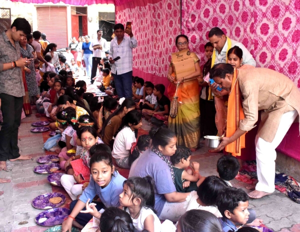 Mayor Ganesh Kesarwani presented gifts to all the girls