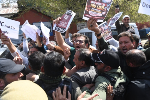 PDP Workers Protest In Srinagar, Says Govt Turning Blind Eye To People’s Problems