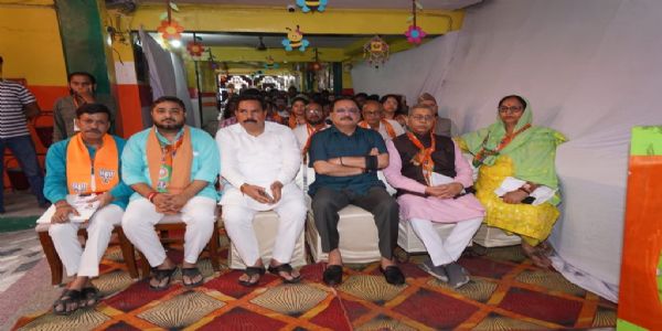 Delhi BJP Chief Virendra Sachdeva Tunes into Mann Ki Baat with Vinod Nagar Workers Spotlights Key Initiatives