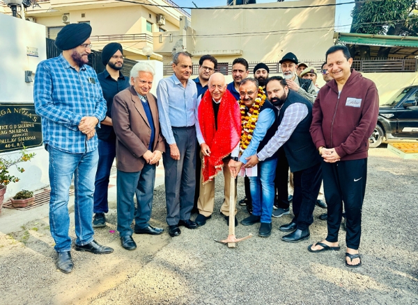 MLA Vikram Randhawa starts tile work in Ward 20 of Gandhi Nagar