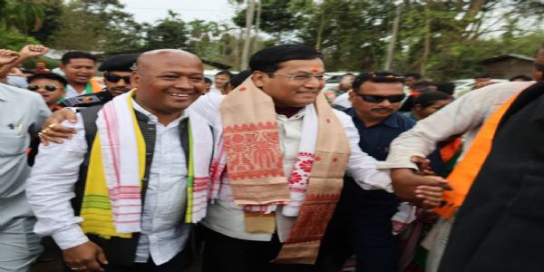 Sonowal Flags Off Potato-Laden Tractor Rally for Commercial Supply