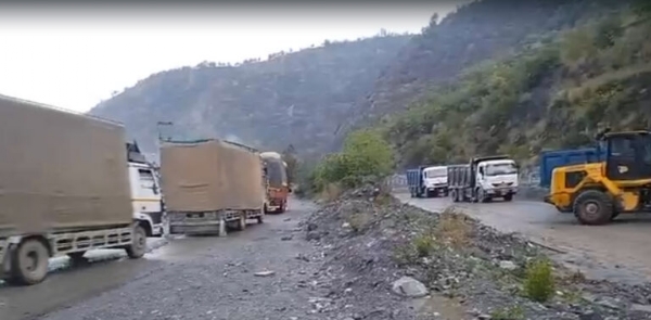Landslide Disrupts Traffic at Mehar Ramban, Movement Suspended on Jammu-Srinagar Highway Landslide Disrupts Traffic at Mehar Ramban, Movement Suspended on Jammu-Srinagar Highway