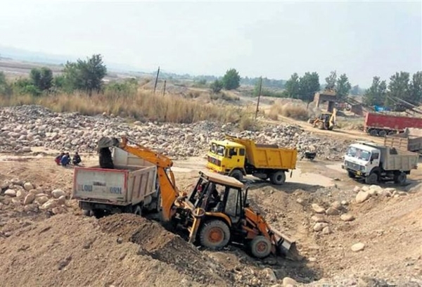 3 Tractor-trolleys seized for illegal mining
