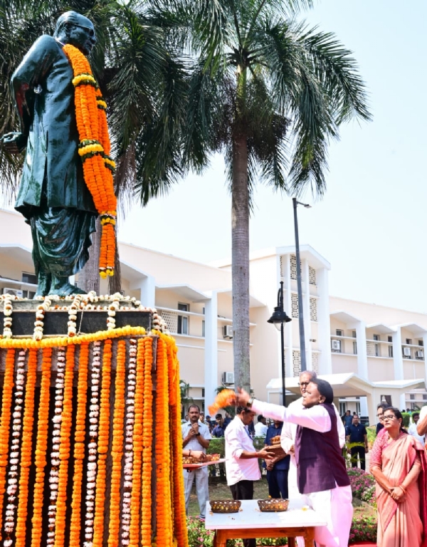 CM Majhi   Pays Tribute To Biju Patnaik