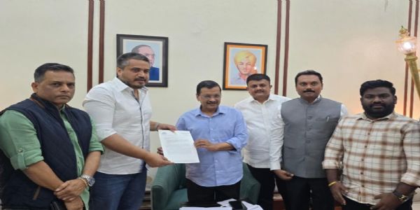 Rohit Pawar Meets Kejriwal, Demands Fair Probe into Ajit Pawar