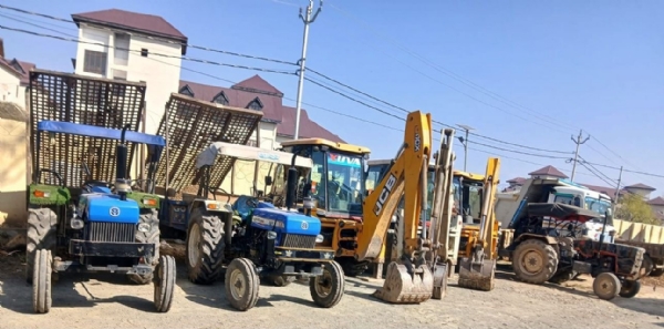 Anantnag Police Crack Down On Illegal Mining, Seize 3 JCBs And 4 Tractors