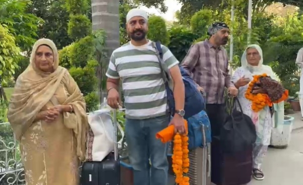 पाकिस्तान जानने वाले श्रद्धालु।