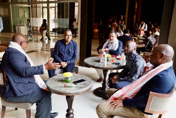 Image of the foreign delegation.