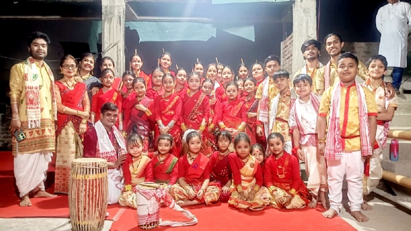 गुवाहाटी के ससल में रंगाली बिहू उत्सव की तैयारी से संबंधित तस्वीर।