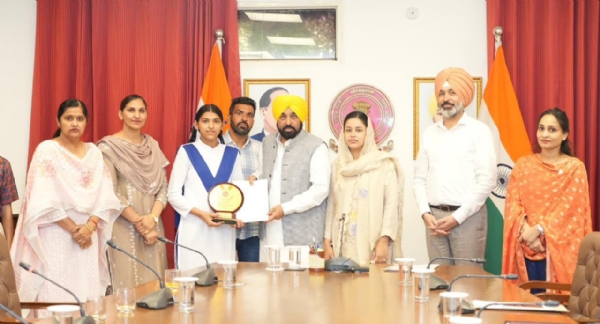 CM Bhagwant Singh Mann Honouring Class 8 Toppers.