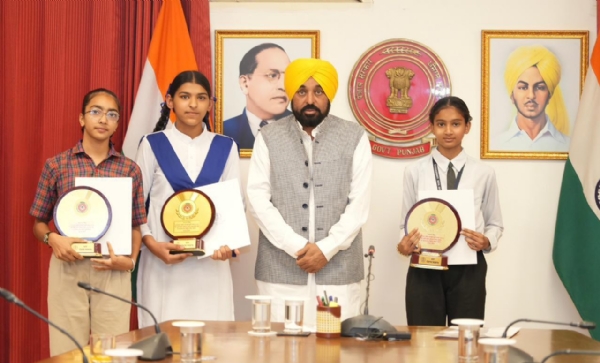 CM Bhagwant Singh Mann Honouring Class 8 Toppers.