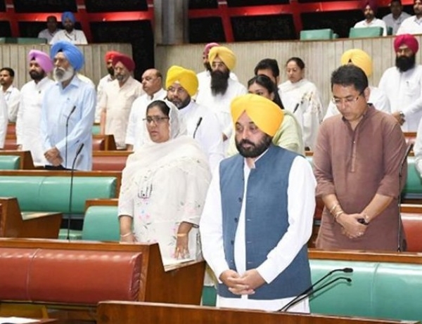 CM Bhagwant mann and cabinet ministers paying tribute.