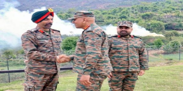 Northern Army Commander visits Rampur Sector to boost counter-terror coordination