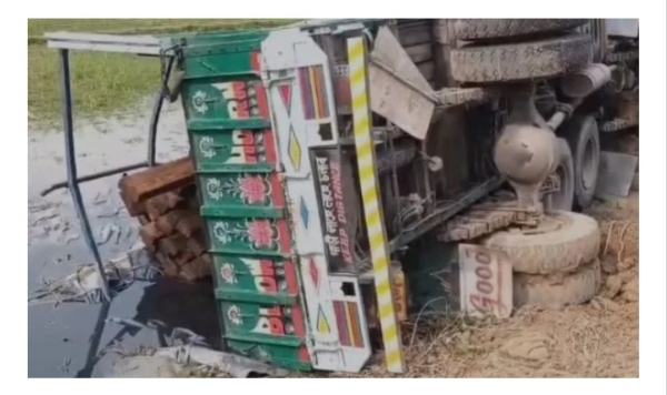 Image of the Overturned Illegal Timber-Laden Truck in Sonitpur.