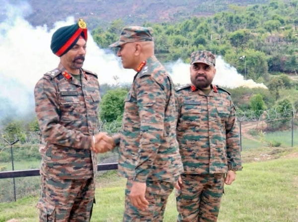 Northern Army Commander visits Rampur Sector to boost counter-terror coordination