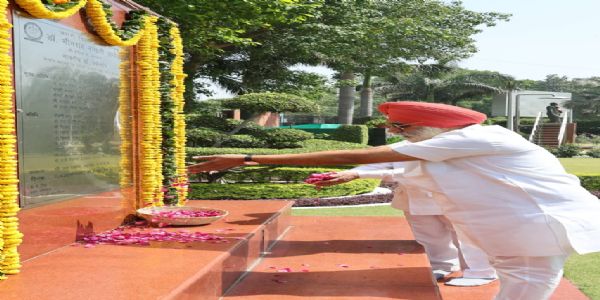 MCD Mayor Pays Tribute to Ambedkar at Civic Centre, Honors His Legacy