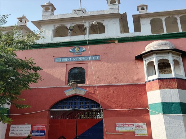 Prisoner detained in the district jail in Agra, Uttar Pradesh, committed suicide