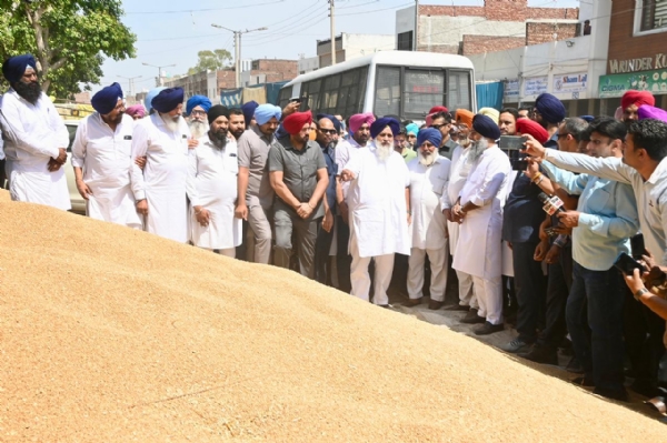 ਖੰਨਾ ਅਨਾਜ ਮੰਡੀ ਦਾ ਦੌਰਾ ਕਰਦੇ ਹੋਏ ਸੁਖਬੀਰ ਸਿੰਘ ਬਾਦਲ।