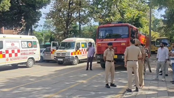 ਪੁਲਿਸ ਤੇ ਬੰਬ ਸਕਵਾਡ ਮੌਕੇ ‘ਤੇ ਤੈਨਾਤ। ਪੁਲਿਸ ਤੇ ਬੰਬ ਸਕਵਾਡ ਮੌਕੇ ‘ਤੇ ਤੈਨਾਤ।