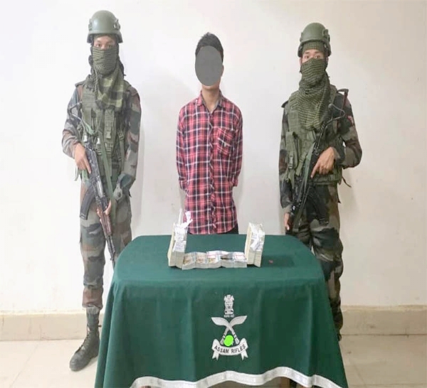 मिजोरम में जब्त म्यांमार की मुद्रा की बड़ी खेप के साथ गिरफ्तार व्यक्ति।