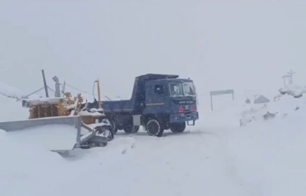Bandipora-Gurez Road Closed After Fresh Snowfall