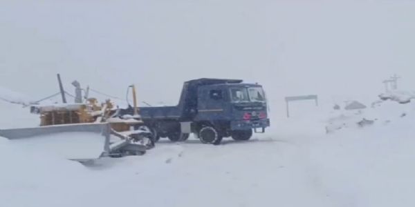 Bandipora-Gurez Road Closed After Fresh Snowfall