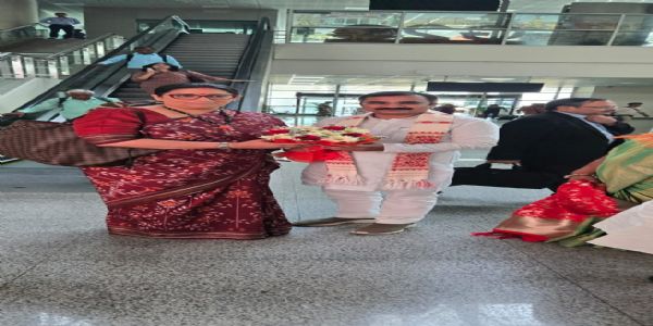 BJP leaders accord grand welcome to Smriti Irani at Varanasi airport