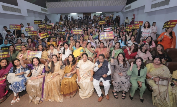 During the one‑day conference held today at the Hindi Bhawan of KAT, Chief Minister Rekha Gupta, along with over four hundred women entrepreneurs, registered her protest against the opposition’s alleged anti‑women politics by tying a black ribbon.