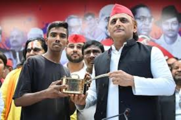 Akhilesh Yadav handed brass utensils to Aryan Yadav