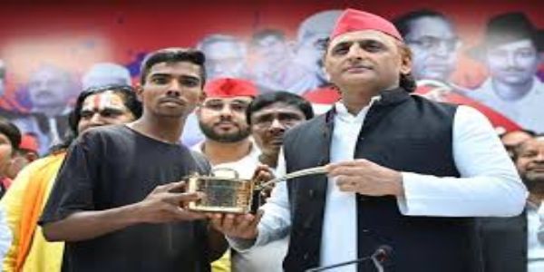 Visit to tea stall triggers row: Akhilesh meets shop owner