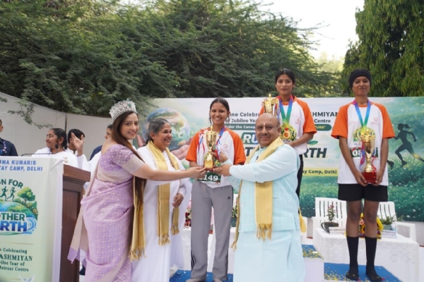Delhi Assembly Speaker Vijender Gupta distributing awards to Run for Mother Earth participants on Sunday.