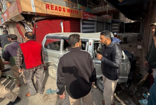 Driver Dies, Two Others Injured In School Van Accident At Lal Chowk, Students Safe