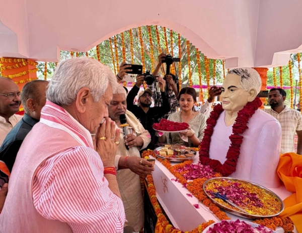 LG unveils Statue Of Renowned Social Worker Shri Vijay Bahadur Singh In Ghazipur