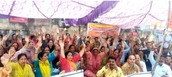 Workers’ dharna enters 6th day over illegal factory closure