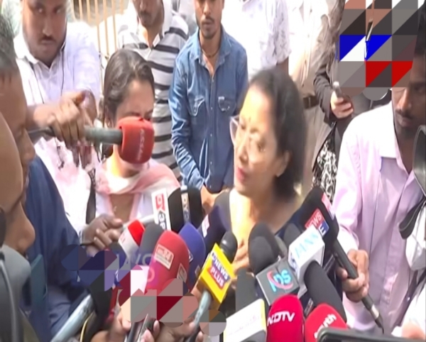 विशेष न्यायाधीश की अदालत के बाहर बुधवार को मीडिया से बातचीत करते हुए अनीता महंत।