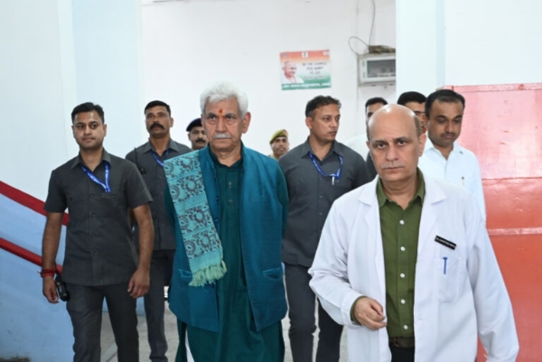LG Visits GMC Jammu; Inquires About Health Of Citizens Injured In Udhampur Road Accident