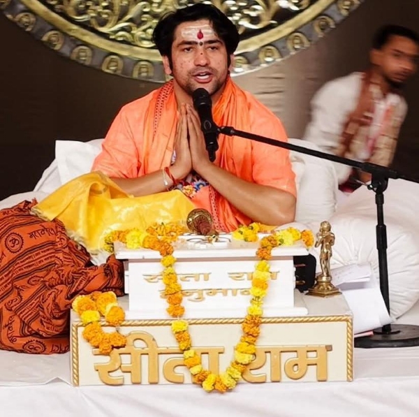 Pandit Dhirendra Krishna Shastri Ji Maharaj addressing the devotees