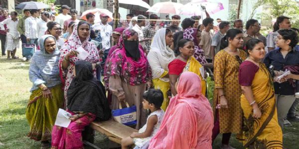 Unrest at booths in Bharatpur, EVM malfunctions in Baharampur; Congress demands re-poll