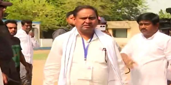 Protest against Humayun Kabir in Naoda, ‘Chor Chor’ slogans raised