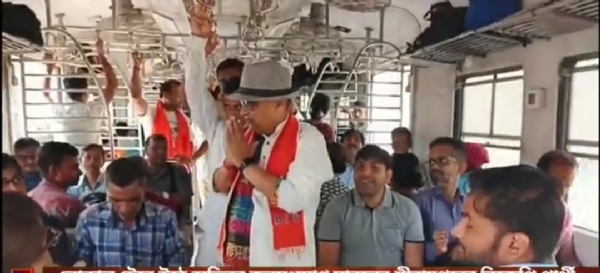 Bhaskar Bhattacharya campaigning in local train