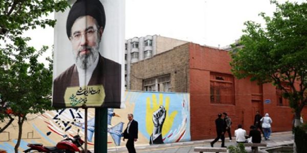 US Moves to Encircle Iran in Hormuz Amid Deal Push; Tehran Says ‘We’ll See’