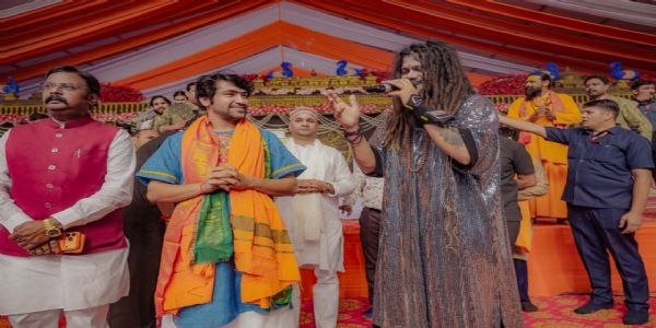 During Hanuman Katha, Balaji Maharaj conducts holy court listening to devotees