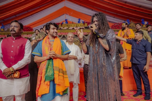 Devotees danced to hymns of Bhajan Samrat Hans Raj Raghuvanshi