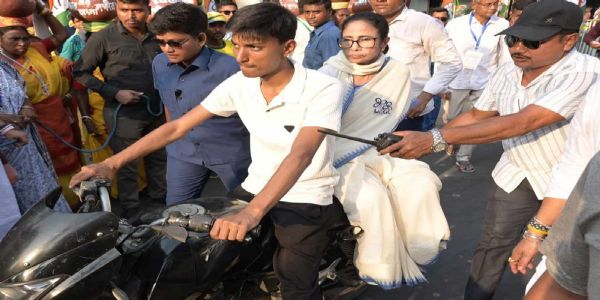 Mamata Banerjee campaigns in unique style, rides worker’s bike in Kolkata