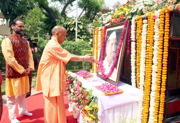 On birth anniversary of  Late Hemvati Nandan Bahuguna, floral tribute program organized in Lucknow