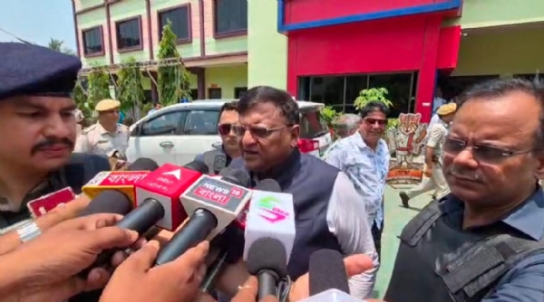 पत्रकारों से बातचीत करते मनोज अग्रवाल